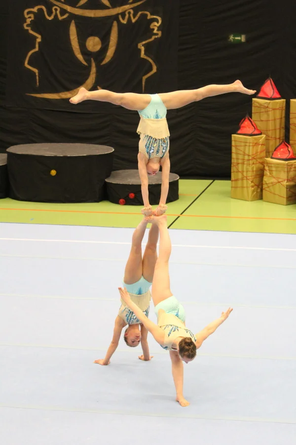 Julia Cazac, Julia Gawer und Anouk König in Aktion. © VfL Schwerin Pyramide in der Balance-Übung - Schwerins Sportakrobatinnen beim 5. Zwinger Acro-Cup in Dresden