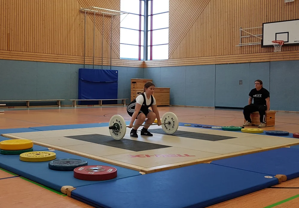 Die Schweriner Nachwuchshoffnung Zoe Bunge kurz vor ihrem Versuch im Reißen. Foto: TSV Schwerin | Gewichtheben in Schwerin