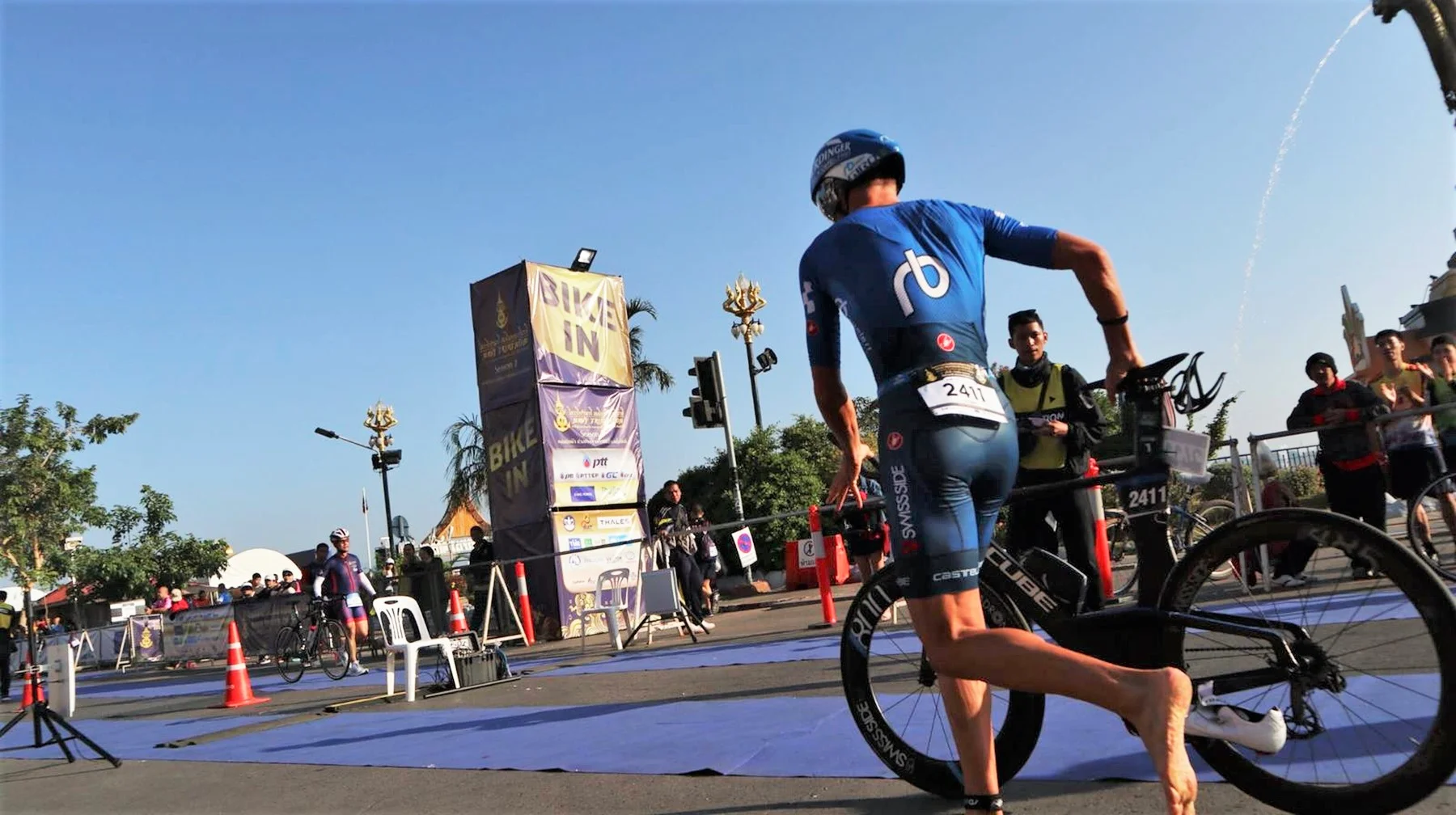 Michael Raelert während des Wechsels vom Wasser aufs Fahrrad | Archivfoto: Raelert-Brothers Michael Raelert während des Wechsels vom Wasser aufs Fahrrad bei einem früheren Triathlon | Foto: Raelert-Brothers
