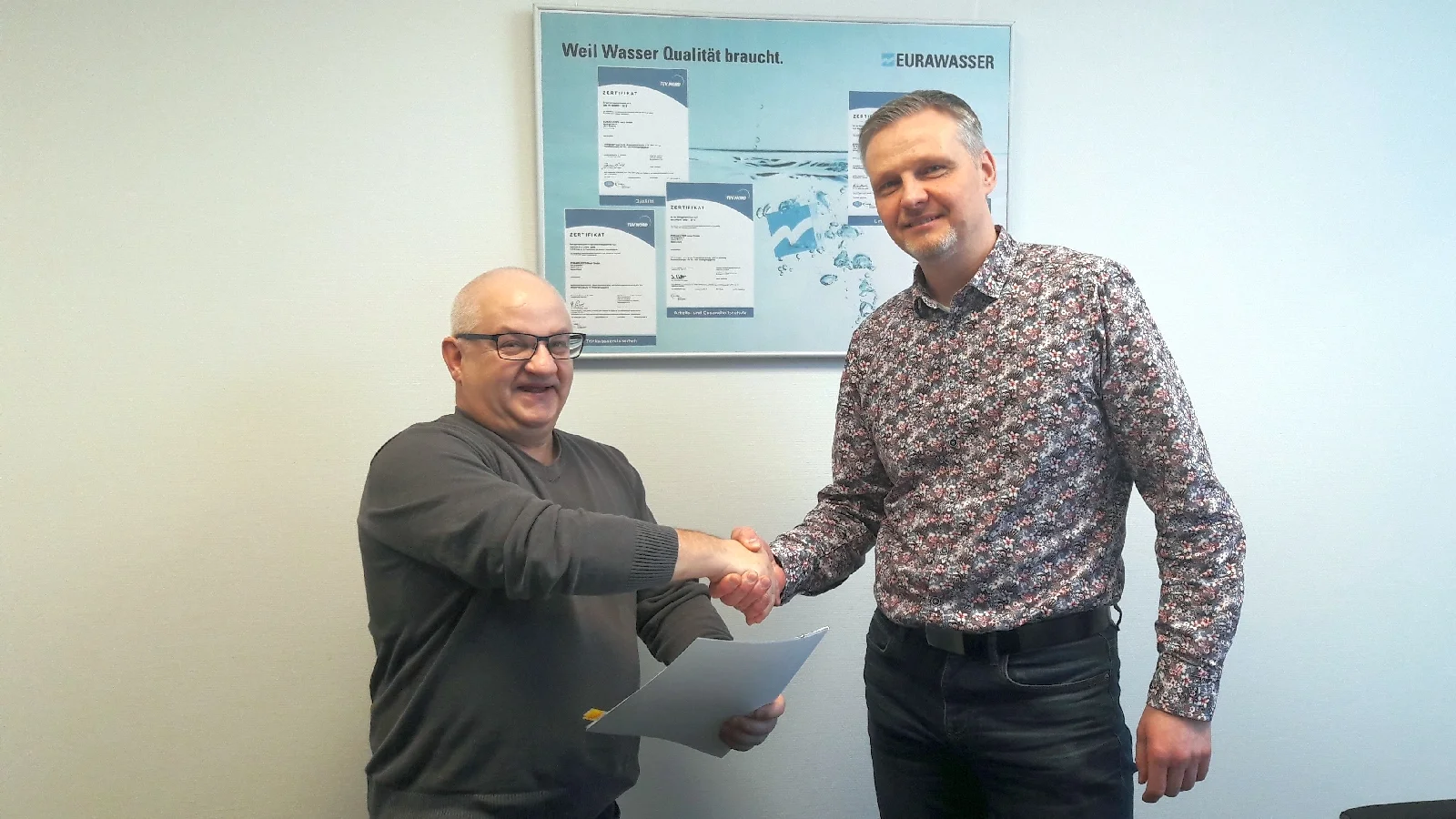 Das Foto zeigt André Stache (li.) und Herrn Andreas Russ nach der Unterzeichnung des Sponsoring-Vertrages. Foto: Karina Schmidt
