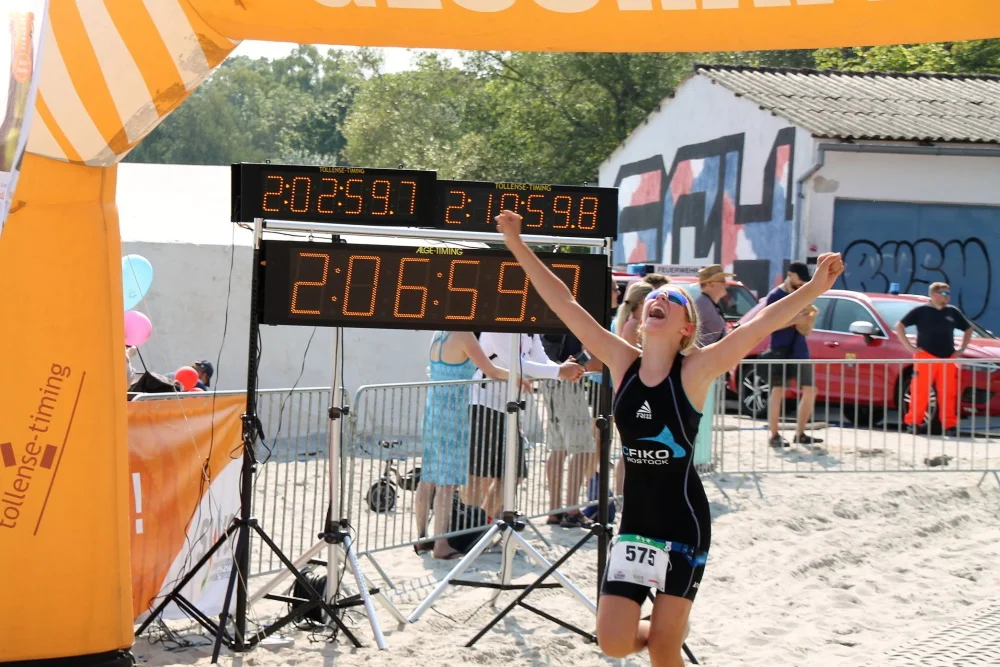 Freude bei Hannah Engelmann vom TC FIKO Rostock: Die Nachwuchssportlerin belegte beim Jugendtriathlon Platz 9. Foto: Cindy Fedor