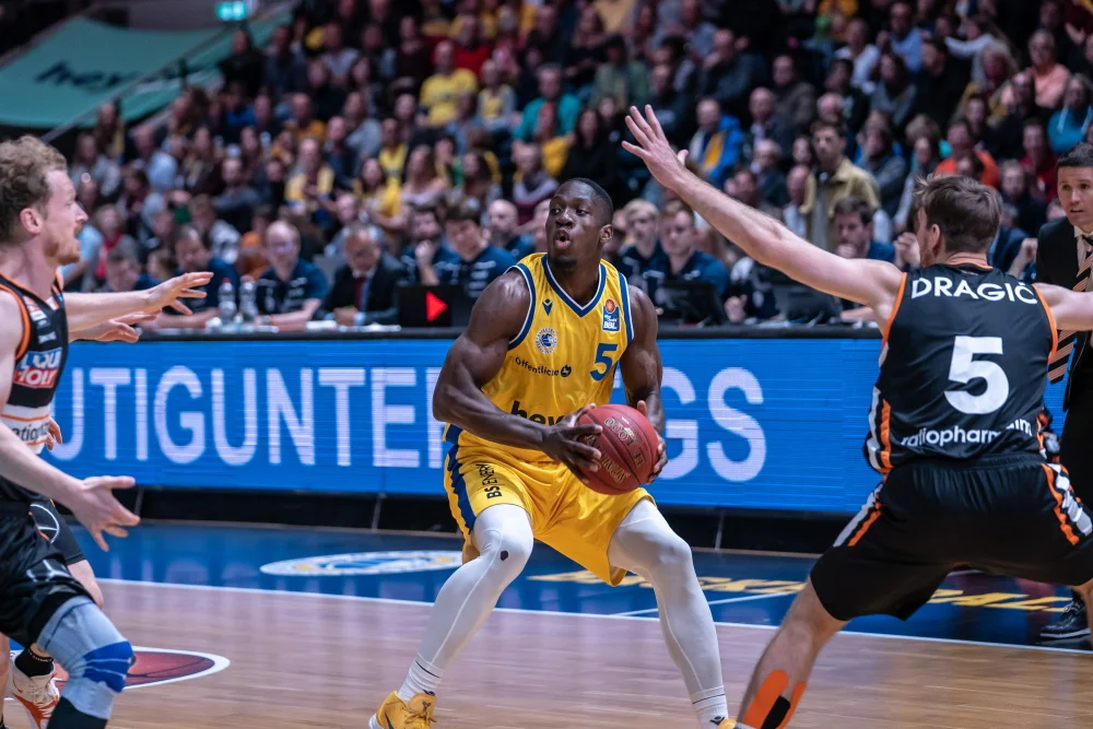 Henry Pwono im Einsatz für die Basketball Löwen Braunschweig vs. Ratiopharm Ulm – Foto: SoulClap Media Henry Pwono im Einsatz für die Basketball Löwen Braunschweig vs. Ratiopharm Ulm - Foto: SoulClap Media
