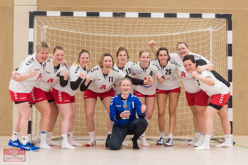 Die glücklichen Siegerinnen des SV Fortuna Neubrandenburg. Foto: MTS Sportfotos – Michael Scharf Die Siegerinnen des 2. Speck-weg-Turnier 2019 in Torgelow kommen aus Neubrandenburg | Foto: MTS Sportfotos - Michael Scharf
