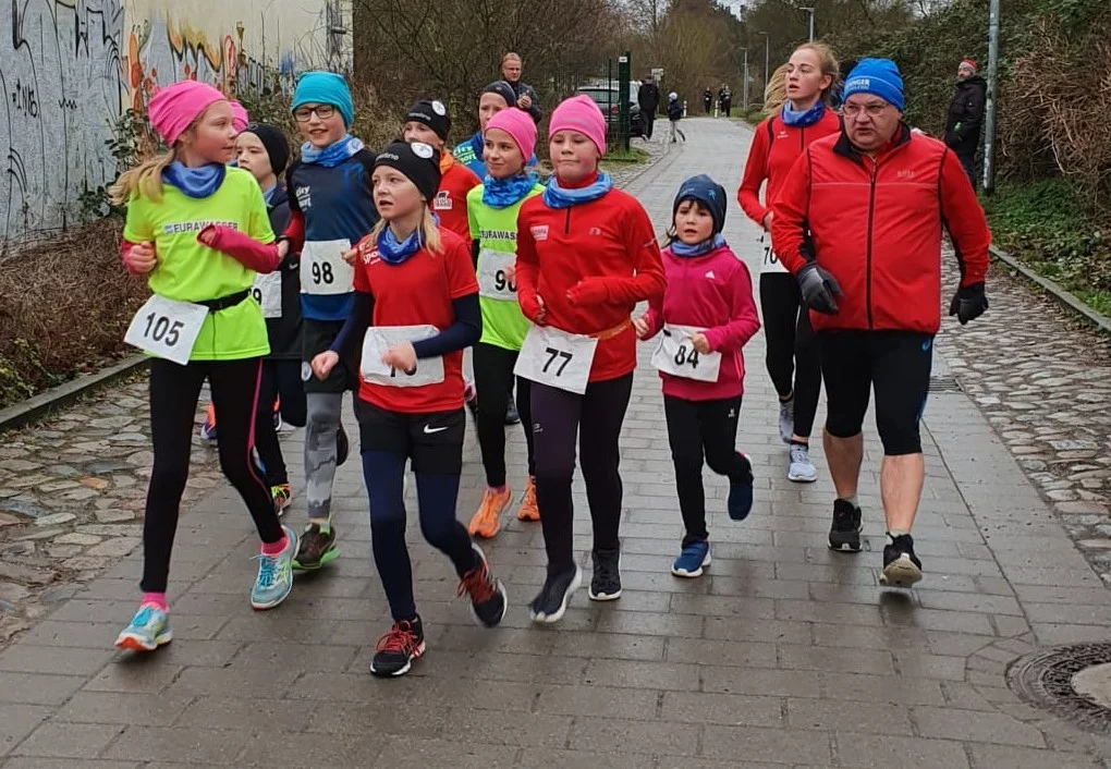 Das Foto zeigt die jüngsten Laager Laufsportler mit ihrem Übungsleiter. Foto: Christine Boldt