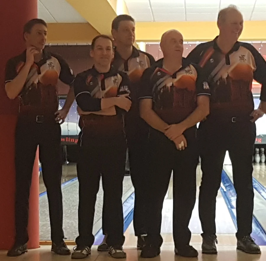 Aufstellung zur Begrüßung: (v.l.) Rene Steuder, Ralf Erdmann, Mario Seemann, vorn Renè Linde, Uwe Poblenz Bowling Landesliga | BC Schwerin Teamfoto