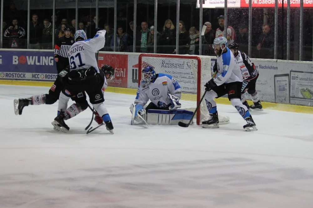 Die Piranhas müssen punkten um die Playoffs noch zu erreichen. | Rostocker Eishockey Club | Foto: Susann Ackermann