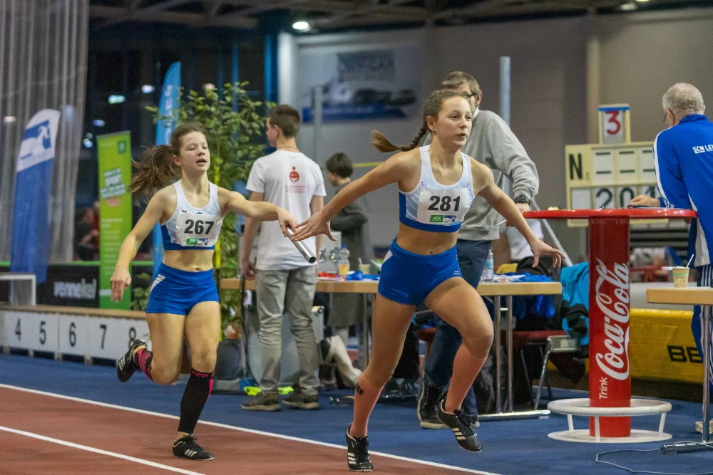 Pauline Richter (vorne) überzeugte mit drei Titeln; u.a. mit der Staffel über 4x200m. Foto: Mario Meyer | LAV Rostock