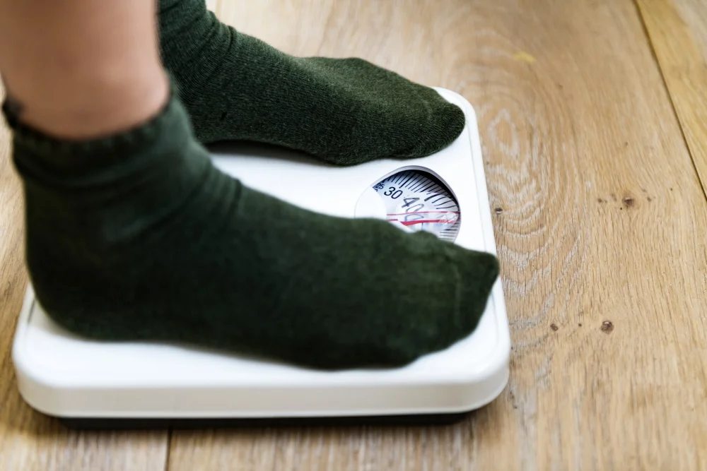 Symbolbild Frauenfüße auf einer Personenwaage | Stockfoto: envato elements