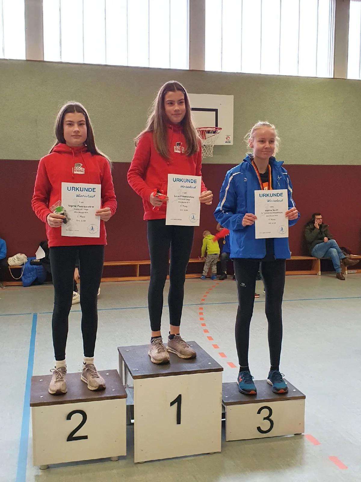 Das Foto zeigt Lena und Sophie bei der Siegerehrung. Foto: Falk Bartusch