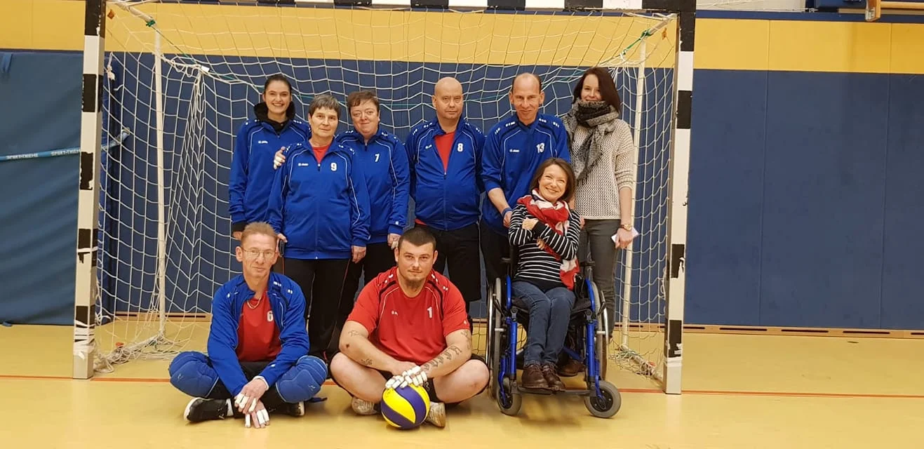 Sitzballer des FSVB Neubrandenburg zusammen mit der Organisatorin Annett Bogorell (im Rollstuhl). Foto: Verein Sitzballteam des FSVB Neubrandenburg mit der Organisatorin Annett Bogorell (im Rollstuhl). Foto: Verein