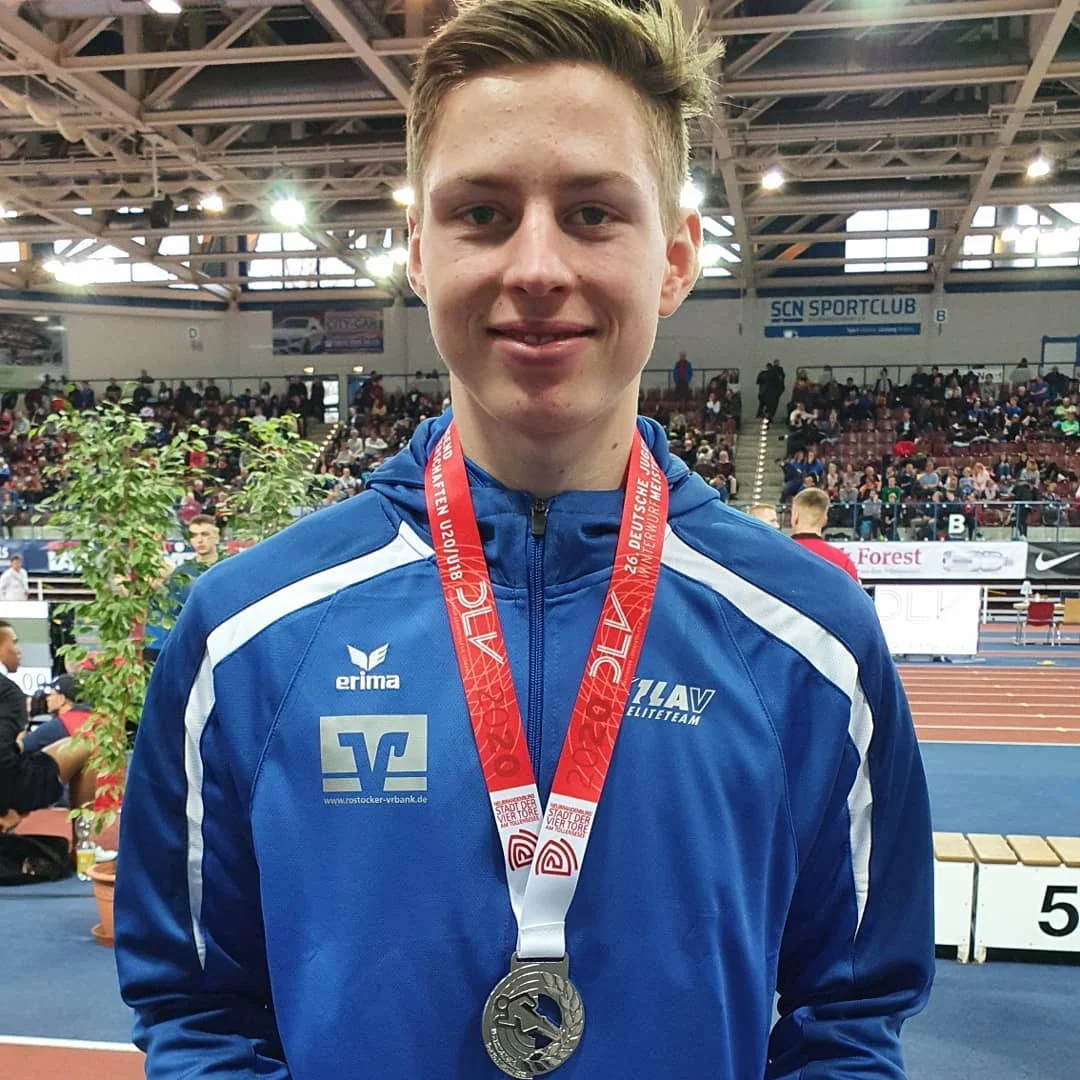 Leichtathlet Eric Frank mit seiner Silbermedeille. Foto: Espen Göcke Eric Frank gewinnt seine erste nationale Medaille im Diskuswurf. Foto: Espen Göcke