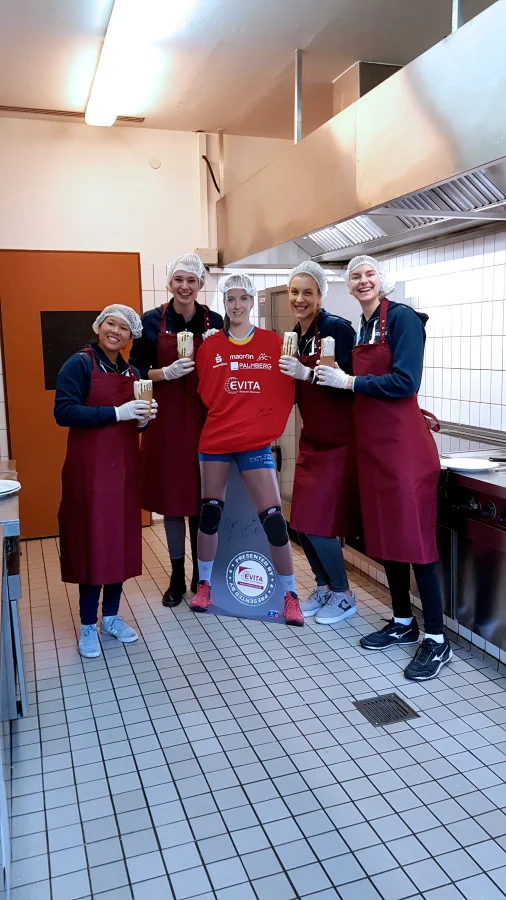 Justine Wong-Orantes, Nicole Oude Luttikhuis, Beta Dumancic und Nele Barber meisterten bei Evita (UWM Kulinaria) einen kleinen Kochwettkampf. Foto: SSC