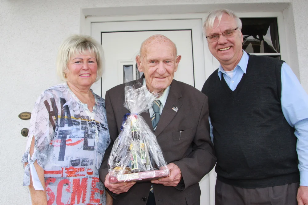 Die Glückwünsche der Landeskommission für Pferdeleistungsprüfungen überbrachte dem Jubilar (Mitte) der Vorsitzende Hans-Joachim Begall (r.). Seine Tochter (l.) unterstützt Hans-Julius Schröder, wo sie kann. Foto: © Sonja Rach