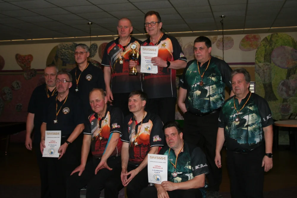 Die Medaillengewinner der Saison 2019/20 links BC Pinschoner Rostock, Mitte 1. BC Schwerin, rechts 1. BC Rostock. Bilder: Uwe Poblenz