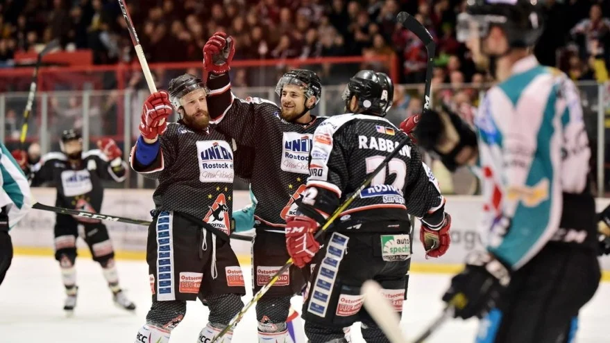 Die Rostock Piranhas gewinnen in der Oberliga Nord gegen die Moskitos Essen. Foto: Georg Scharnweber Die Rostock Piranhas gewinnen in der Oberliga Nord gegen die Moskitos Essen. Foto: Georg Scharnweber