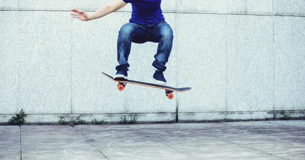 junger Mann auf Skatebord beim Sprung
