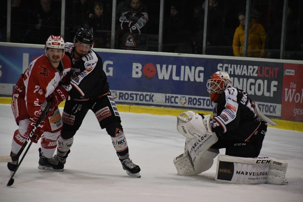 Für die Rostock Piranhas kommt es in Erfurt zum entscheidenden Spiel. Foto: Susann Ackermann Rostock Piranhas machen ihr Tor dicht | Rostocker Eishockey Club - Foto: Susann Ackermann