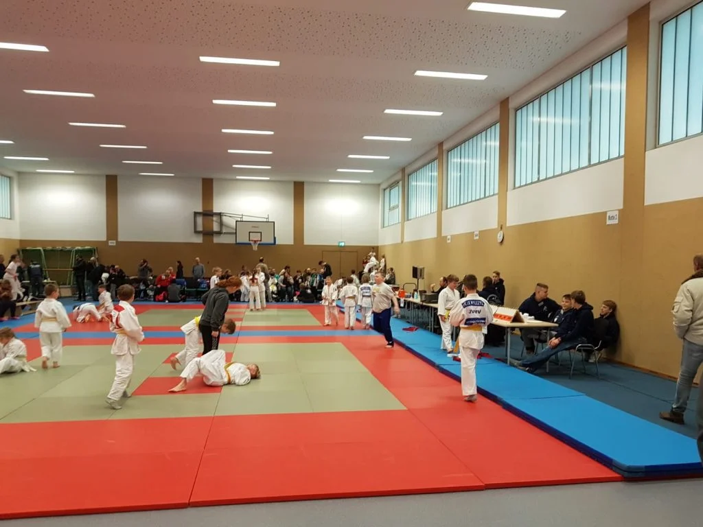 152 Judoka maßen sich auf den beiden Tatamis in der Holthuserner Mehrzweckhalle. Foto: SFV Holthusen 152 Judoka maßen sich auf den beiden Tatamis in der Holthuserner Mehrzweckhalle. Foto: SFV Holthusen
