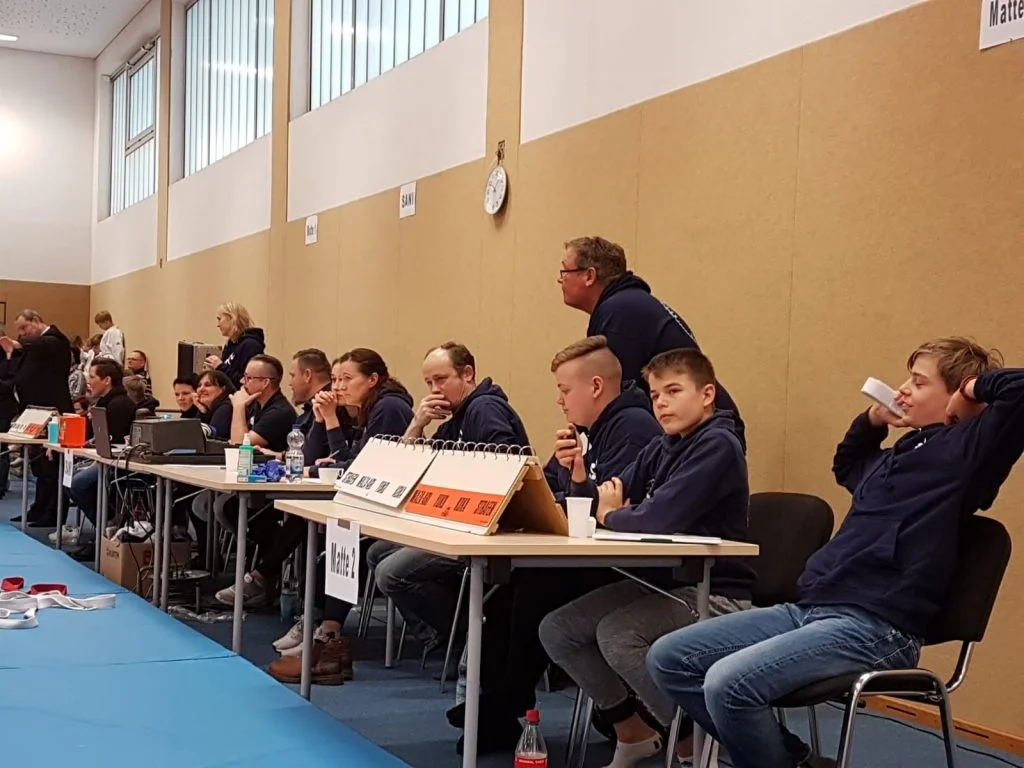 Hatten alles im Blick: Turnierleitung und Wettkampfgericht. Foto: SFV Holthusen Die Turnierleitung hatte den Überblick über die 152 Judokabeim 6. Pokalturnier. Foto: SFV Holthusen