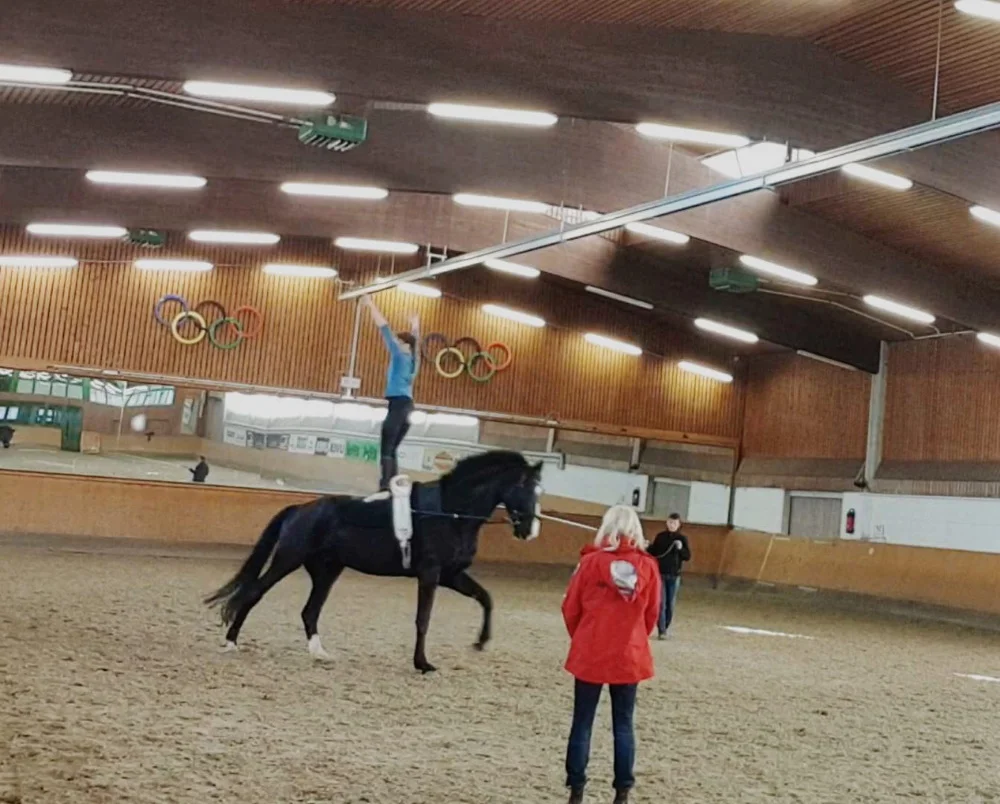 Technikprogramm mit Baron unter den prüfenden Augen der Bundestrainerin Ulla Ramge. © Familie Roß