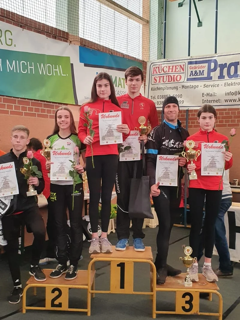 Das Foto zeigt die Gesamtsieger des 4,8 Kilometer Laufes mit Lena und Ricardo in der Mitte. Zudem errang Sophie Pommerehne den 3. Platz in der Gesamtwertung aller Mädchen und Frauen. Foto: Christine Boldt