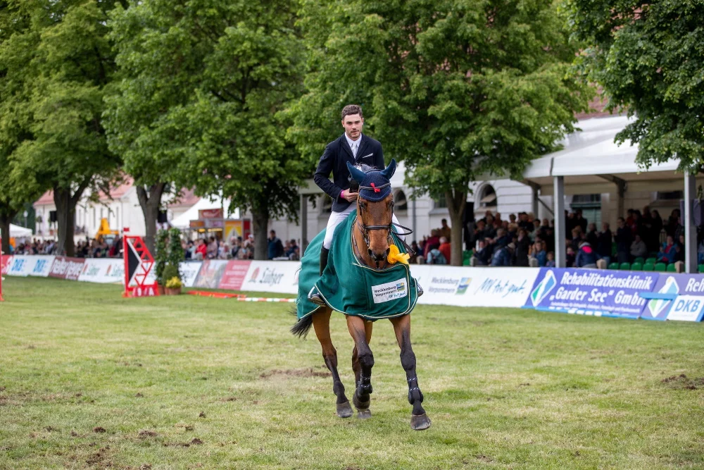 Gewann 2019 das Championat des Landes Mecklenburg-Vorpommern „MV tut gut“ mit Chaccbay – der Österreicher Felix Koller. (Foto: Stefan Lafrentz) Gewann 2019 das Championat des Landes Mecklenburg-Vorpommern "MV tut gut" mit Chaccbay - der Österreicher Felix Koller. (Foto: Stefan Lafrentz)