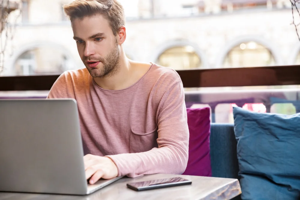Symbolbild Mann am Laptop | (c) envato elements