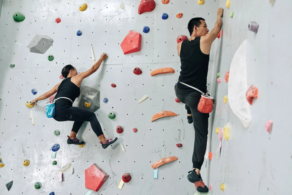 Leute bei der Trendsportart Bouldern