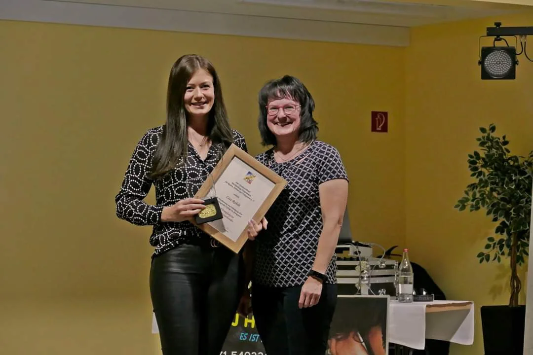Lisa Rohde erhält von Präsidiumsmitglieds Katrin Schlönvogt die silberne Ehrennadel. Foto: © Birca Roos, KRB VR Lisa Rohde erhält von Präsidiumsmitglieds Katrin Schlönvogt die silberne Ehrennadel. Foto: © Birca Roos, KRB VR