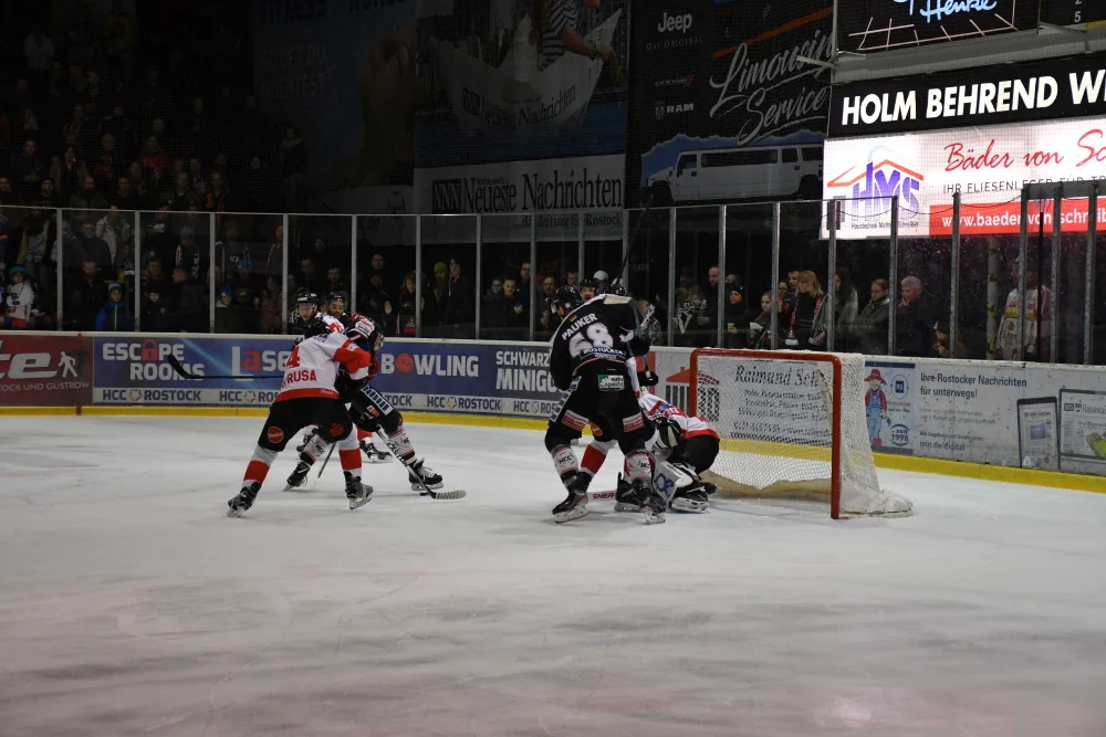 Die Rostock Piranhas treffen im best–of–three–Modus auf die Füchse Duisburg. | Eishockey Oberliga - Foto: Susann Ackermann 