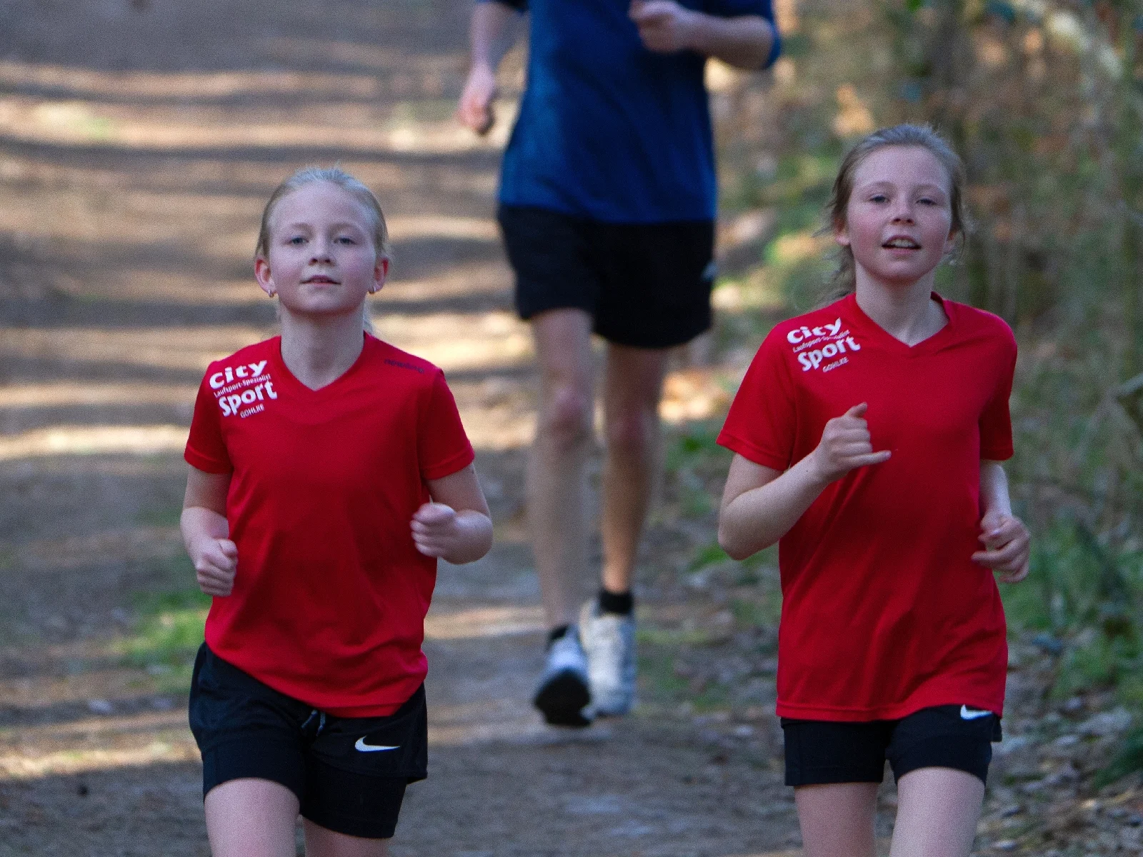 Das Foto zeigt Pia-Joelina und Johanna beim Trainingslauf. Foto: Ralf Sawacki