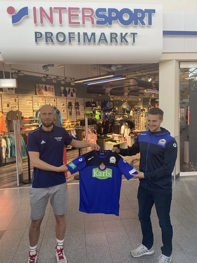 Christopher Stien (Inhaber Profimarkt Bentwisch; links) und Reno Tiede (Vorstandsvorsitzender des RGC Hansa; rechts) halten das neue RGC Spielertrikot. Foto: RGC Hansa