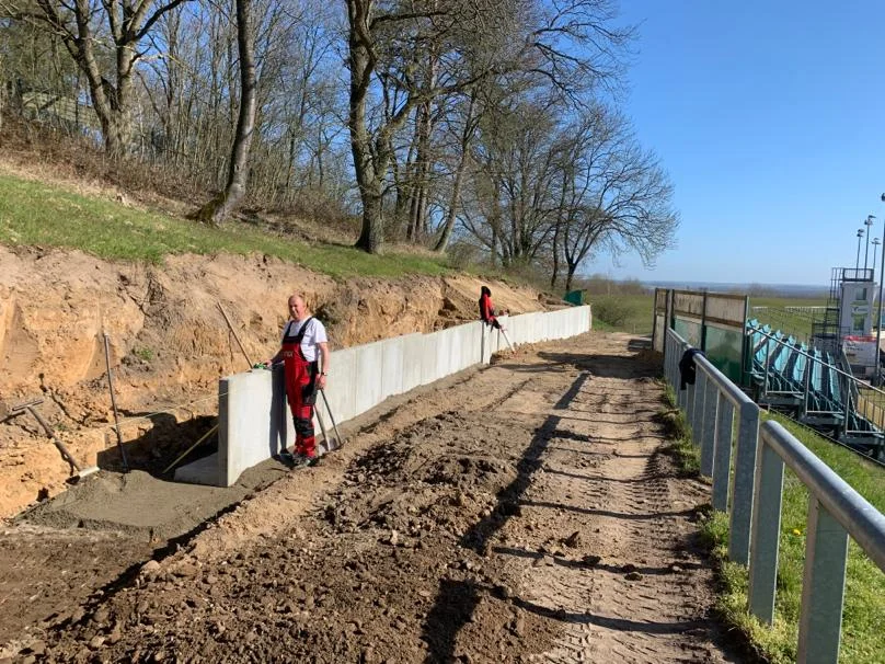 FA. März Tief- und Straßenbau errichtet neue Wegbegrenzungen. Foto: Hans-Werner Ruge