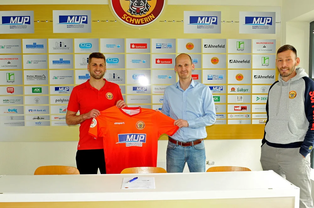 v.l.n.r.: Tino Witkowski mit Sportdirektor Björn Blechenberg und Cheftrainer Stefan Lau. Foto: Carsten Darsow v.l.n.r.: Tino Witkowski mit Sportdirektor Björn Blechenberg und Cheftrainer Stefan Lau. Foto: Carsten Darsow