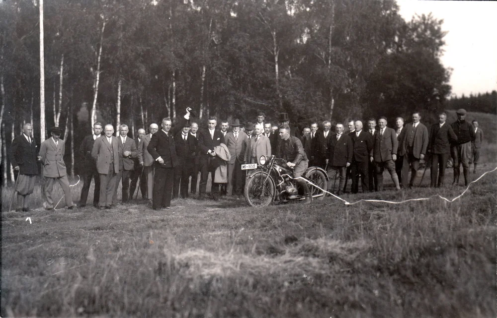 Archivbild von der Eröffnung der Teterower Rennstrecke am 25.06.1930 Archivbild von der Eröffnung der Teterower Rennstrecke am 25.06.1930