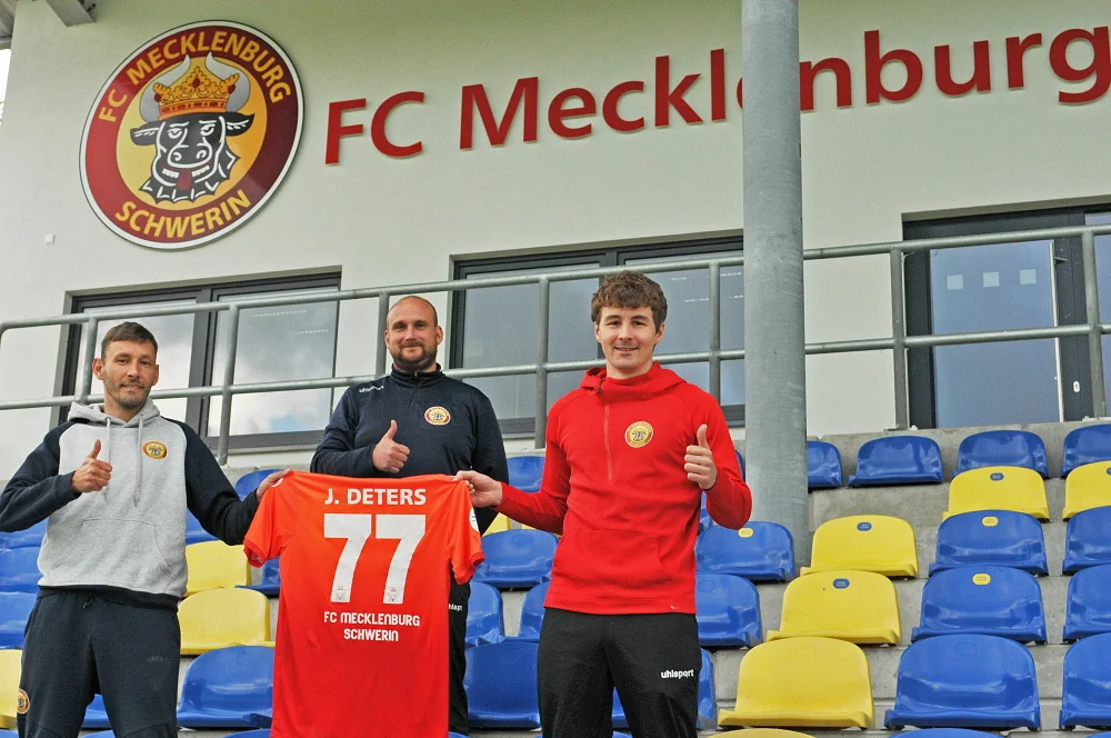 v.l.n.r.: FCM Cheftrainer Stefan Lau, FCM U23 Trainer Robert Porstner und Jan Deters. Foto: Carsten Darsow