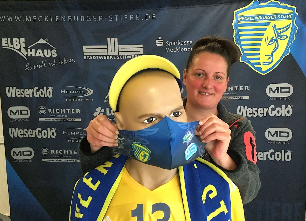 Melanie Kalcher präsentiert den Mund-Nasen-Schutz im Stiere-Look. Foto: ba Melanie Kalcher präsentiert den Mund-Nasen-Schutz im Stiere-Look. Foto: ba