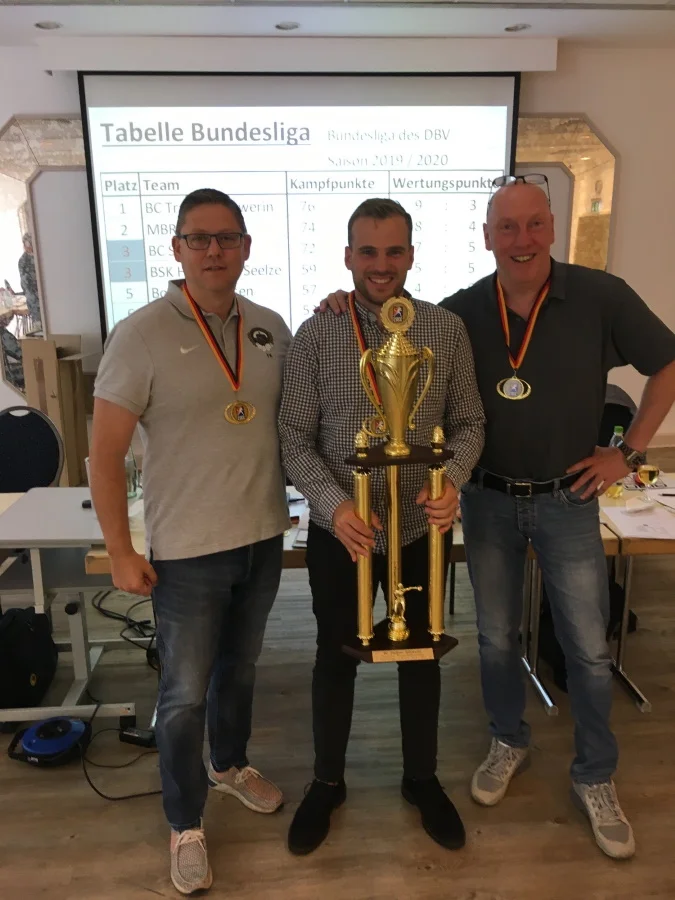 v.l.: Frank Kleinsorg, Paul Döring, Prof. Dr. Jens Hadler. Foto: ©️ Boxclub TRAKTOR Schwerin v.l.: Frank Kleinsorg, Paul Döring, Prof. Dr. Jens Hadler. Foto: ©️ Boxclub TRAKTOR Schwerin