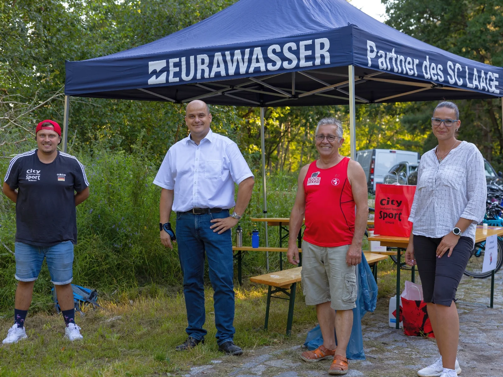 Die Fotos zeigen (v.l.) Peter Gohlke, Holger Anders, Ivonne Fischer und den 1.Vorsitzenden des SC Laage, Uwe Michaelis und Läufer auf der Laufstrecke im Laager Stadtwald. Fotos: André Stache