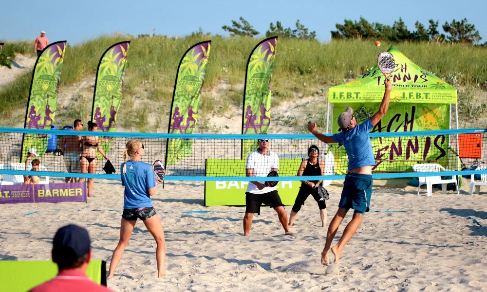 Mixed am Strand von Dierhagen. Im Vordergrund die Finalisten Luisa Voigt und Johannes Treu gegen Nilgün Zengin und Christian Huth aus Halle. Foto: © Stephan Rohde Mixed am Strand von Dierhagen. Im Vordergrund die Finalisten Luisa Voigt und Johannes Treu gegen Nilgün Zengin und Christian Huth aus Halle. Foto: © Stephan Rohde
