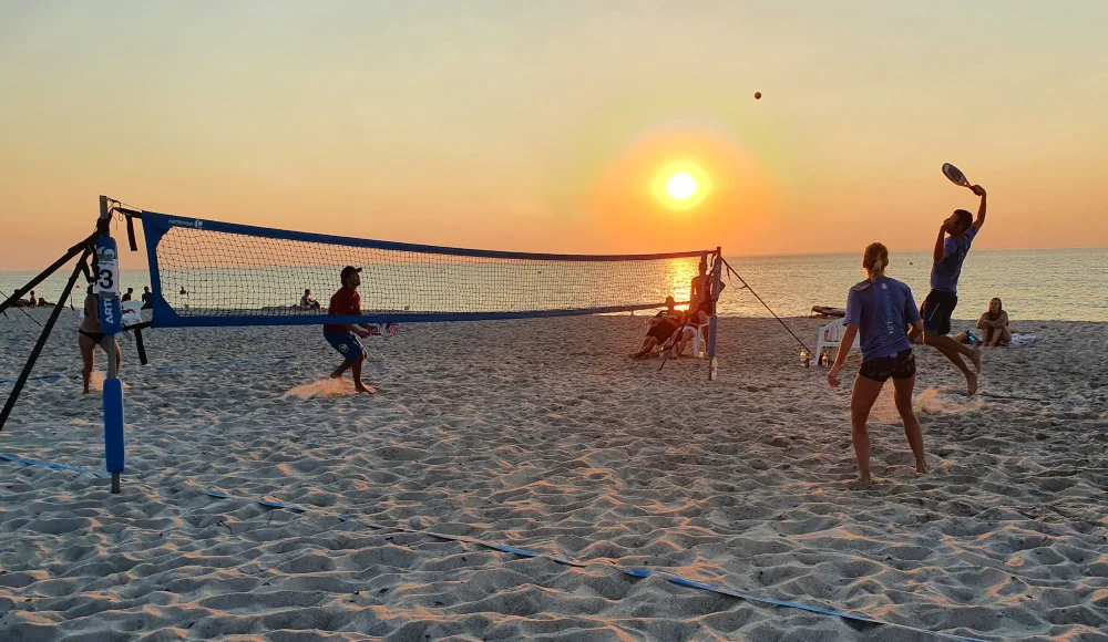 Bis zum Sonnenuntergang wurde im Sand von Dierhagen gefightet. Spielszene aus dem Halbfinale Mixed. Foto: © Stephan Rohde Bis zum Sonnenuntergang wurde im Sand von Dierhagen gefightet. Spielszene aus dem Halbfinale Mixed. Foto: © Stephan Rohde