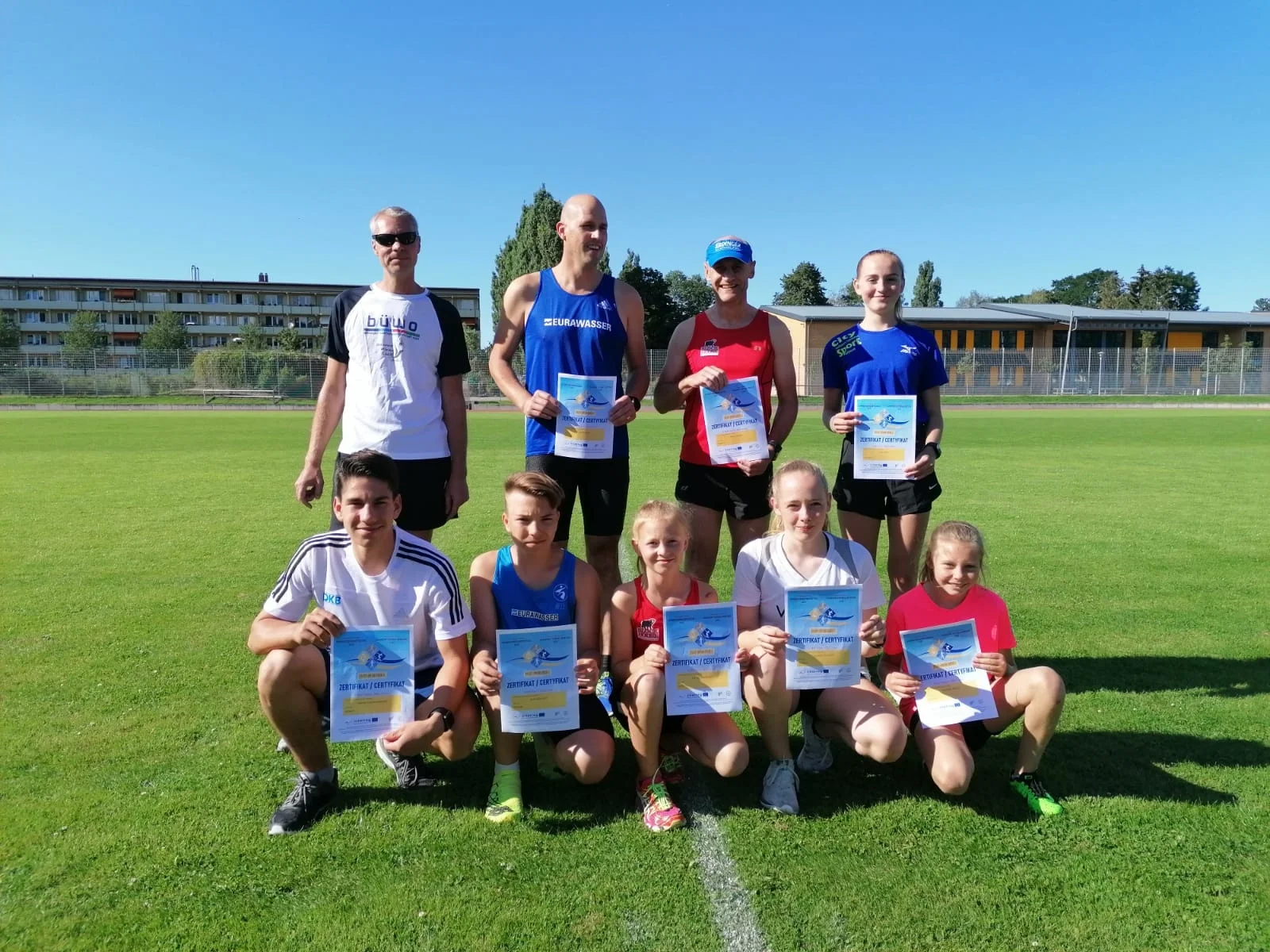 Das Foto zeigt einige Laage Sportfreunde mit ihren Urkunden. Foto: Katja Beu