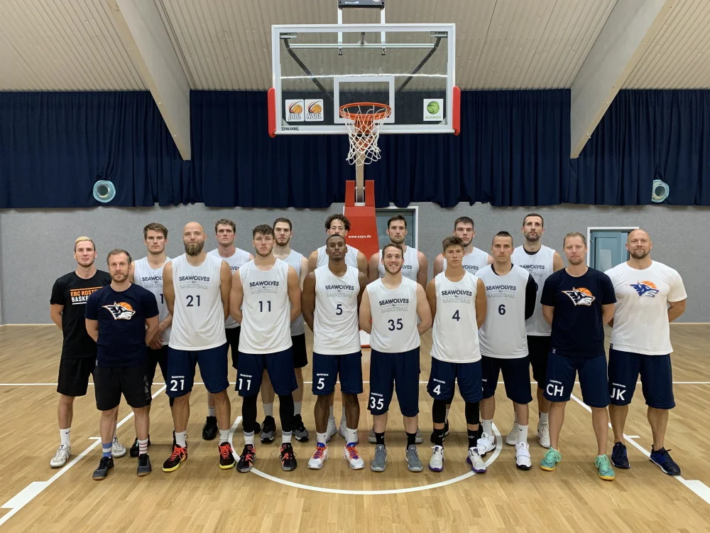 (v.l.n.r.): Tom Schmidt (NBBL-Trainer), Tom Fischer (Physiotherapeut), Justas Rimkus (Trainingsspieler), Michael Jost, Till Gloger, Nicolas Buchholz, Filip Skobalj, Chris Carter, Sid-Marlon Theis, Brad Loesing, Stefan Ilzhöfer, Svante Schmundt (Trainingsspieler), Toni Nickel, Rain Veideman, Ronalds Zakis, Christian Held (Co-Trainer), Janis Kalnins (Athletiktrainer). Es fehlen: Dirk Bauermann (Head Coach; aktuell unterwegs mit der tunesischen Nationalmannschaft), Behnam Yakhchalidehkordi.