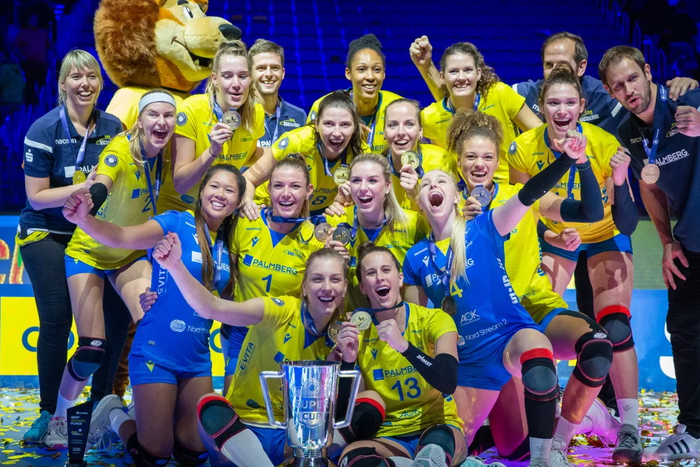 Der Rekordmeister SSC Palmberg Schwerin mit dem Sieg des Volleyball Supercup 2019. Foto: Eckhard Mai Der Rekordmeister SSC Palmberg Schwerin mit dem Sieg des Volleyball Supercup 2019. Foto: Eckhard Mai