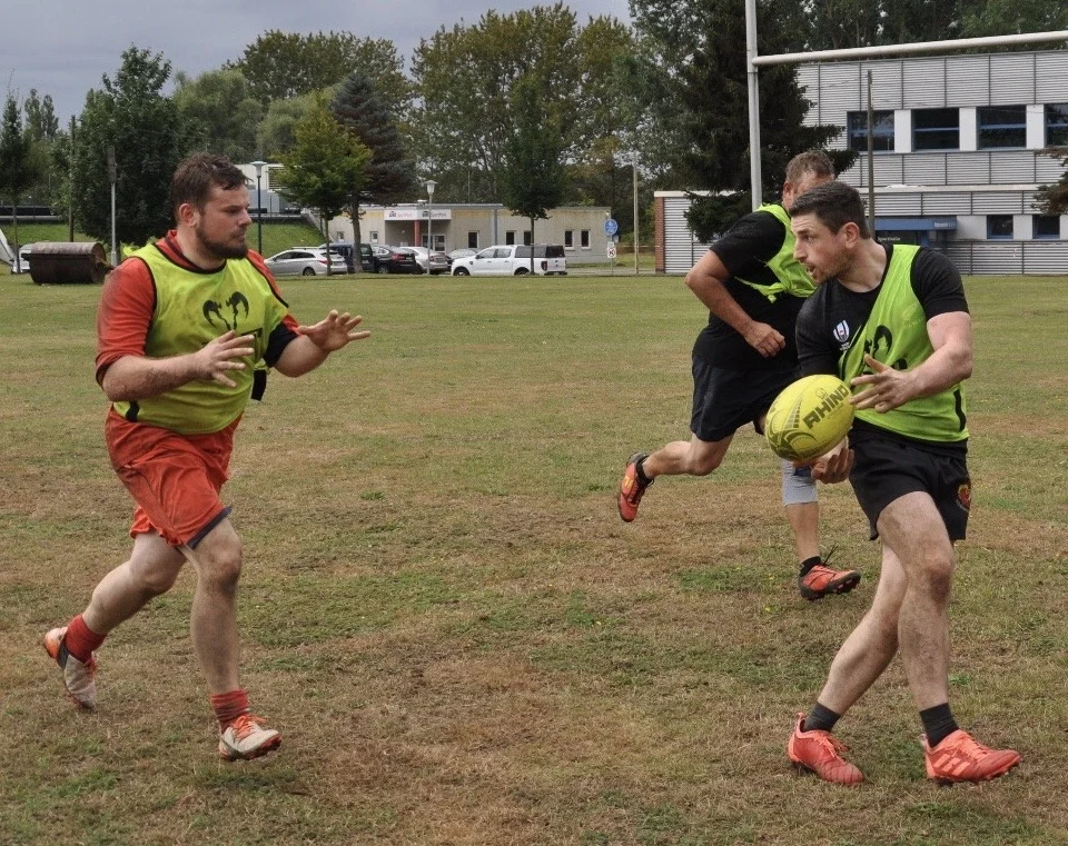 Der ehemalige Rostocker Constantin Sommer und der Rostocker Rugby-Neuling Tim Schneider beim Passspiel. Foto: Annika Brüger Der ehemalige Rostocker Constantin Sommer und der Rostocker Rugby-Neuling Tim Schneider beim Passspiel. Foto: Annika Brüger