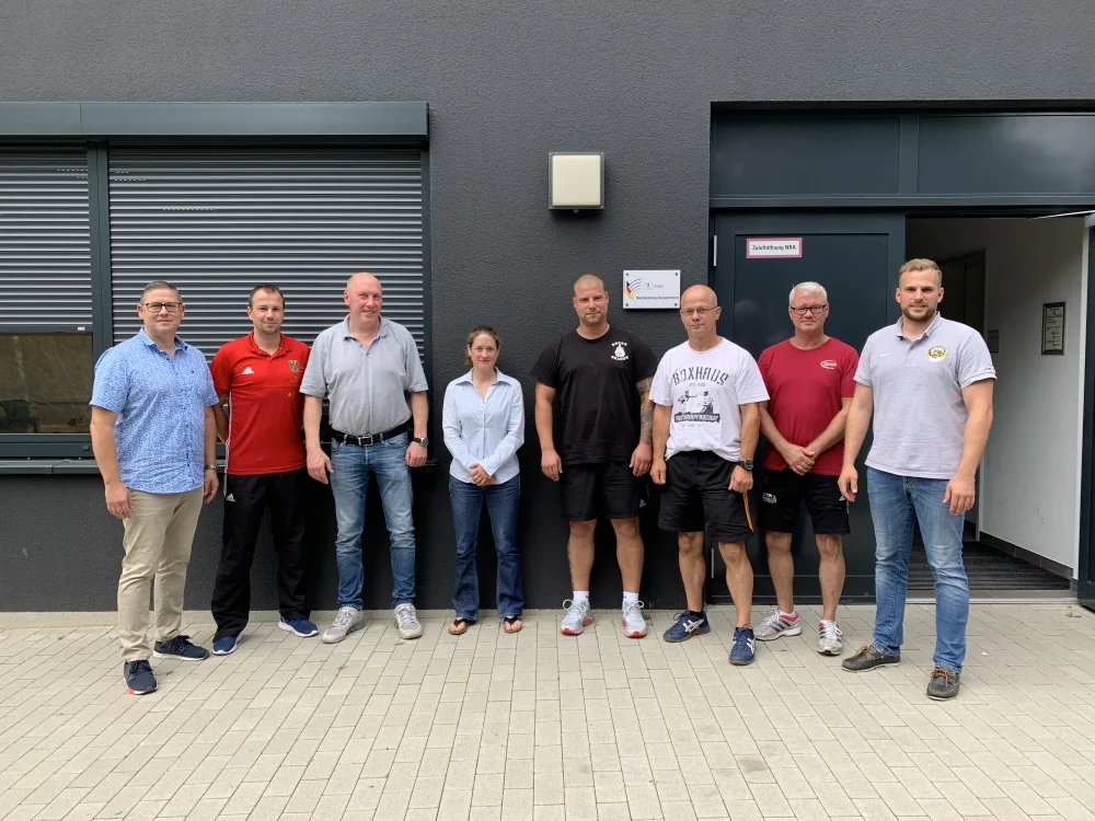 v.l.: Frank Kleinsorg, Sebastian Zbik, Prof. Dr. Jens Hadler, Annemarie Stark, Tim Drossl, Ralf Bünger, Dieter Berg, Paul Döring. Foto: ©️ Boxverband MV