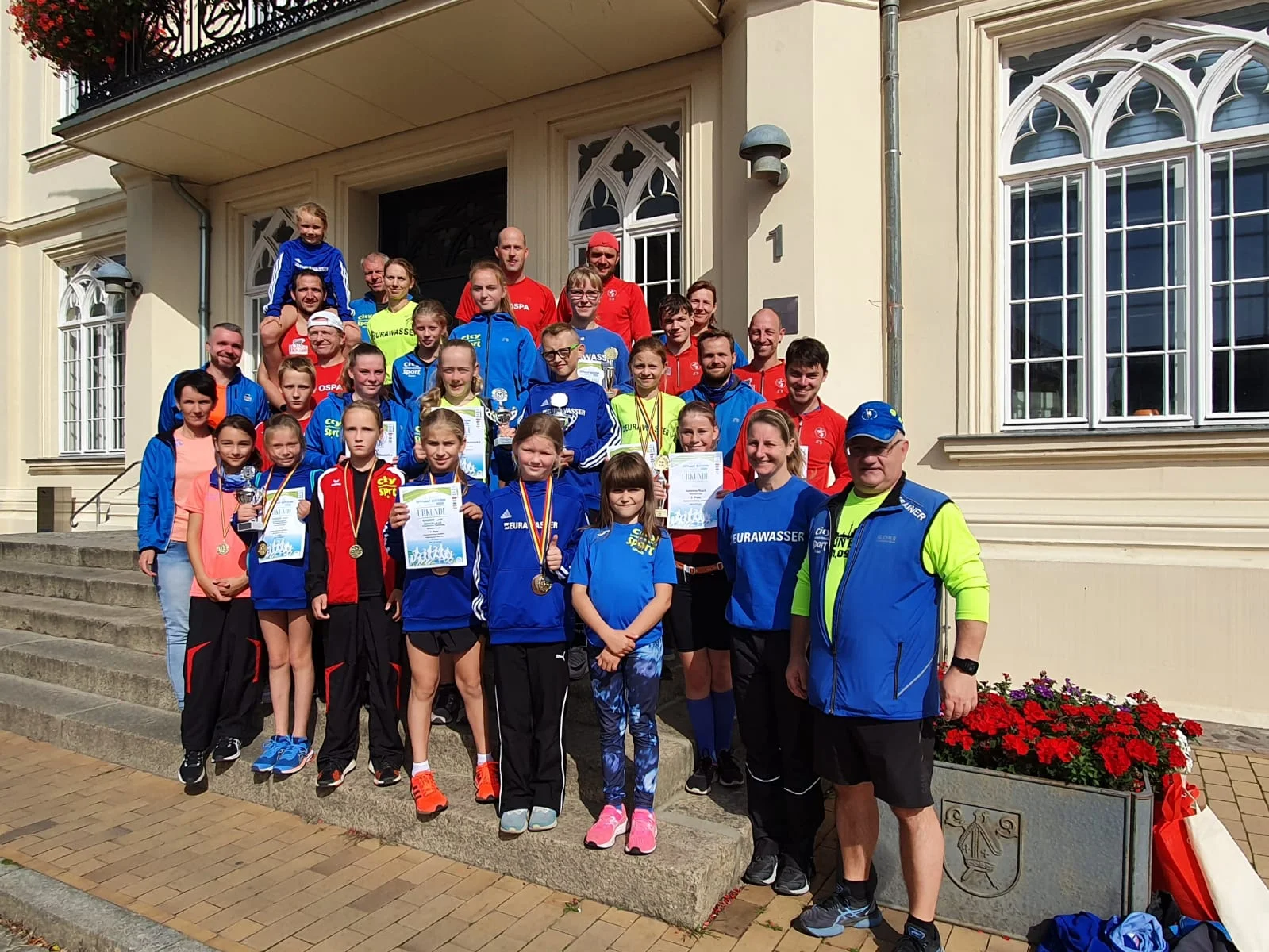 Das Foto zeigt die Clubsportlerinnen und -sportler vor dem Rathaus der Stadt Bützow. Foto: Christine Boldt