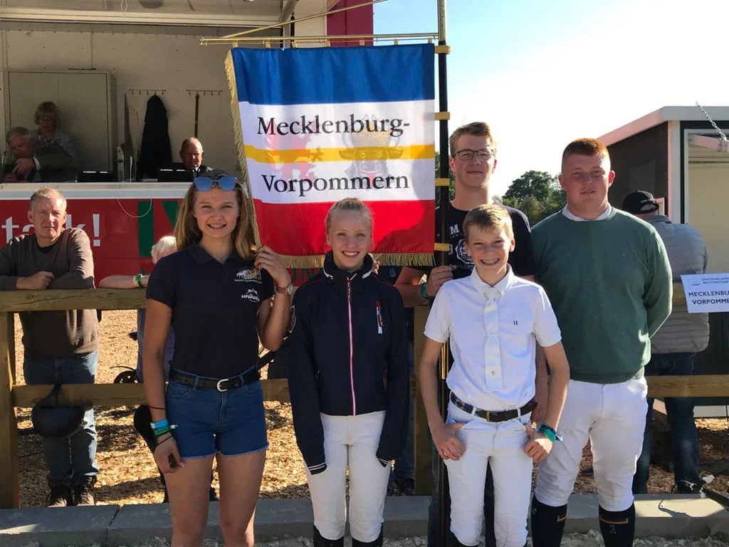 Die MV-Standarte begleiteten Hendrik Greve, Emma Wiktor, Tessa Leni Thillmann, Johann Greve und nicht zuletzt Christoph Maack. Foto: LVMV Team MV bei den Jugend-DM im Springreiten