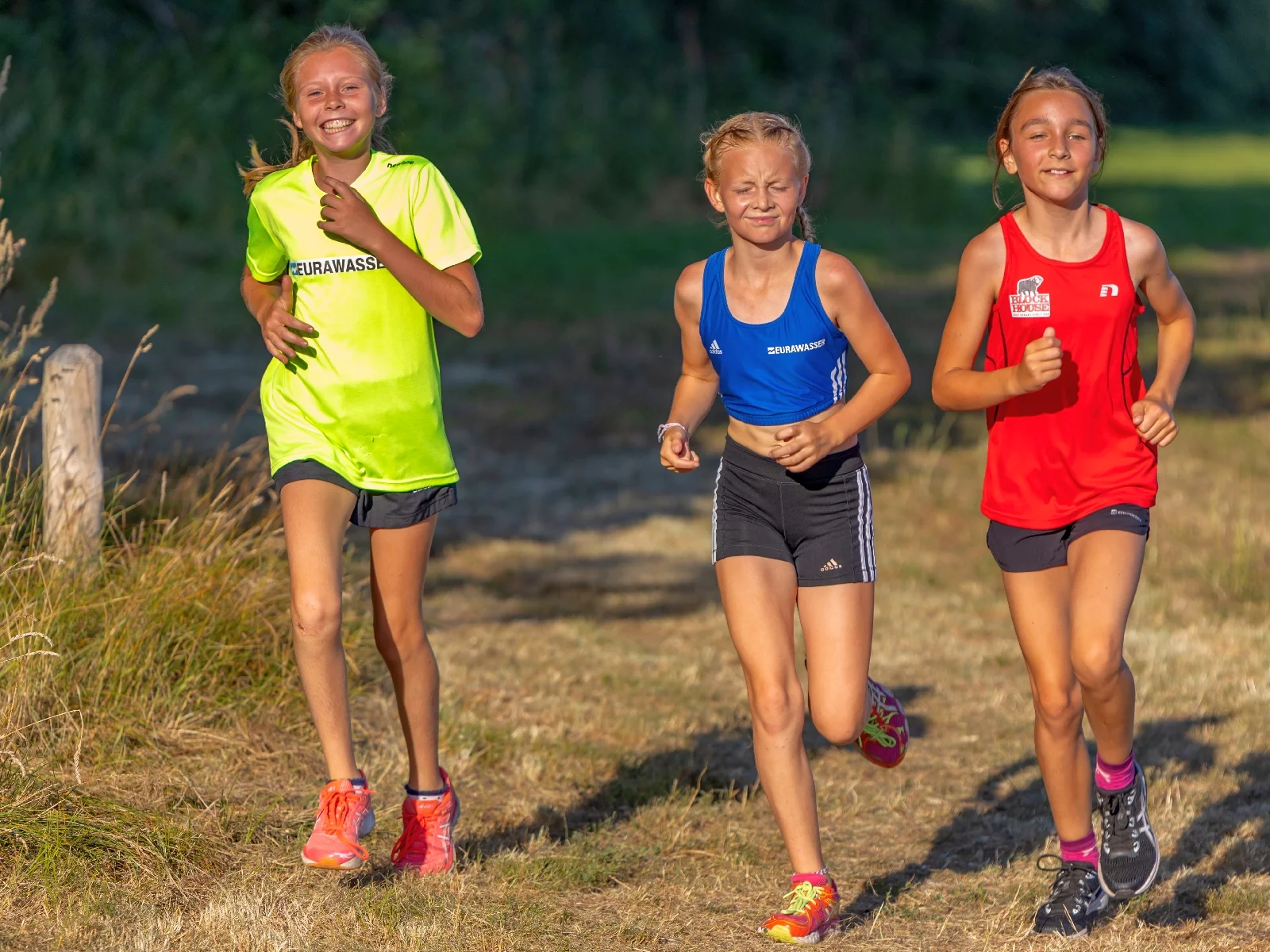 Das Foto zeigt Johanna, Pia und Lara auf der Laufstrecke im Laager Stadtwald. Foto: Ralf Sawacki