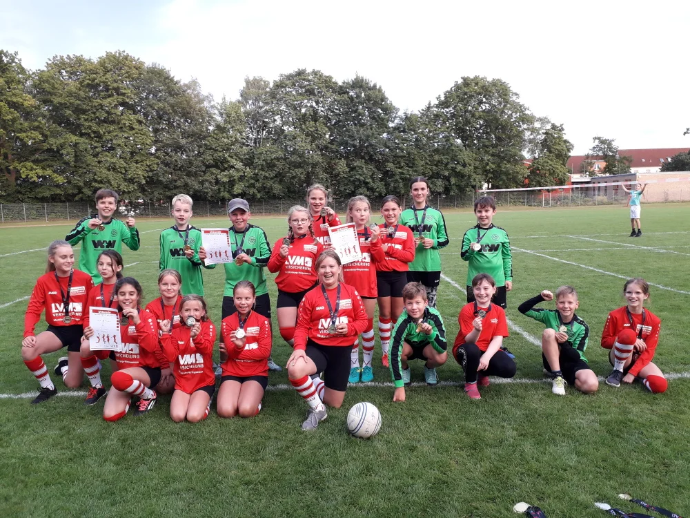 Bunt gemischt: der glücklich auf den Sportplatz zurückgekehrte Faustballnachwuchs. Foto: Güstrower SC Faustball Landesmeisterschaft U12